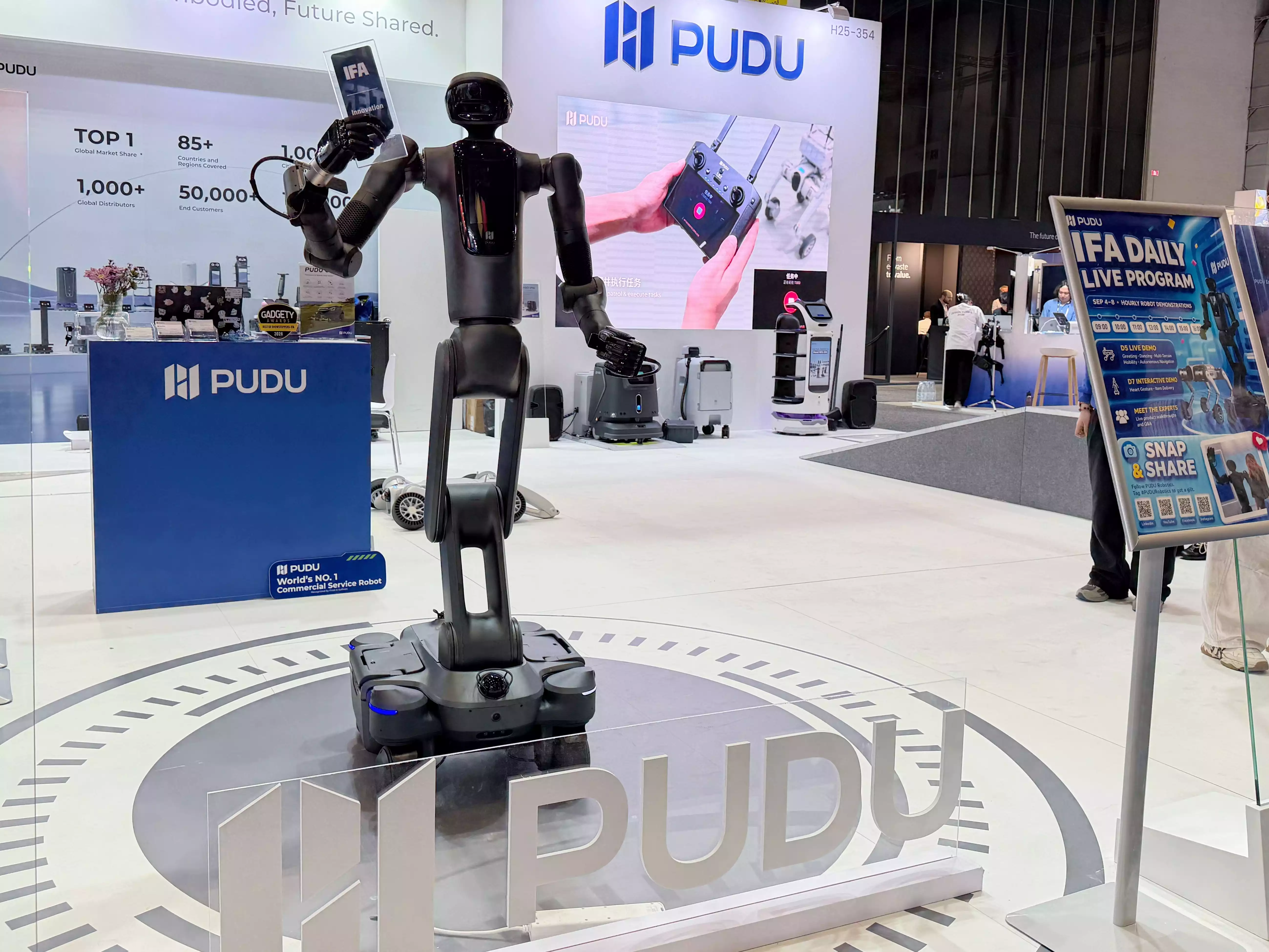 Robot semi-humanoïde PUDU D7 présenté sur le salon IFA de Berlin