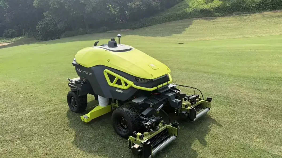Robot de tonte autonome sur un parcours de golf