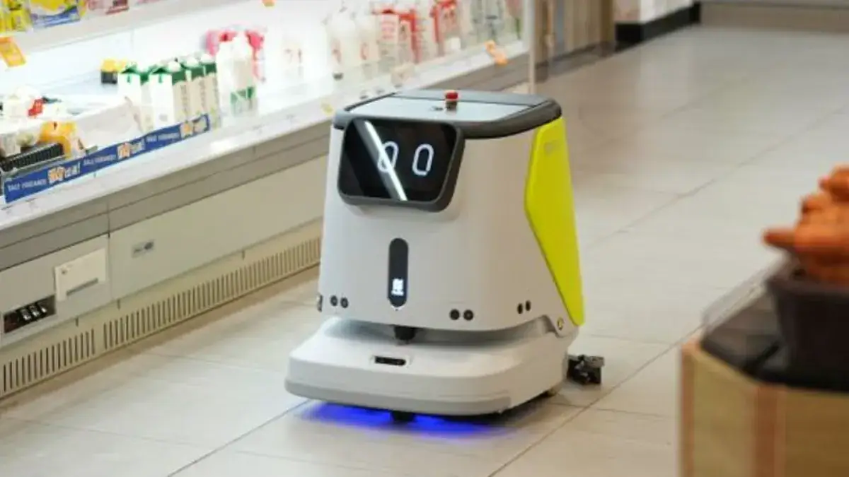 Robot de nettoyage dans une allée de supermarché