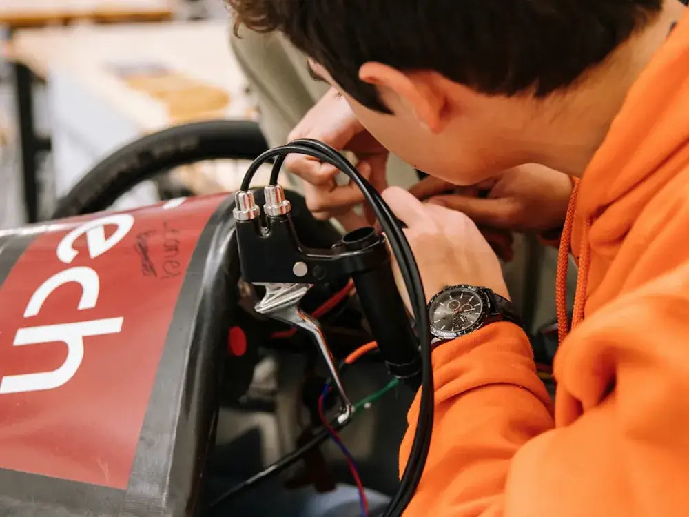 Technicien Elio assurant la maintenance d'un robot chez un client