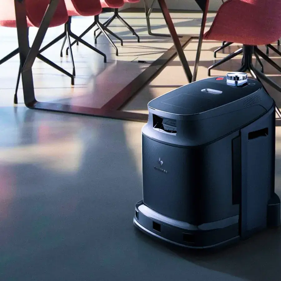 Robot de nettoyage compact Gausium Phantas en fonctionnement dans une salle