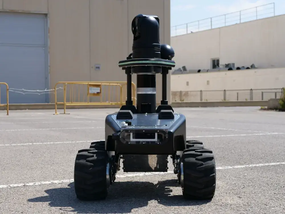 Robot de surveillance Robotnik RB-WATCHER sur un site extérieur