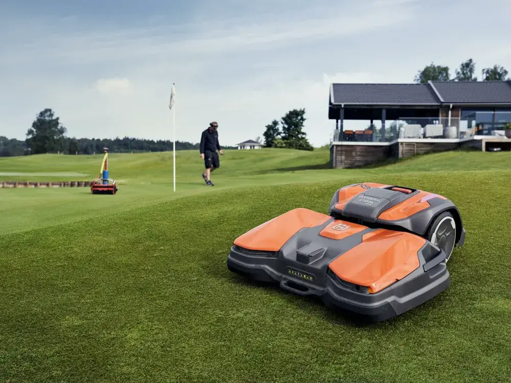 Robot de tonte autonome sur la pelouse d'un grand parc
