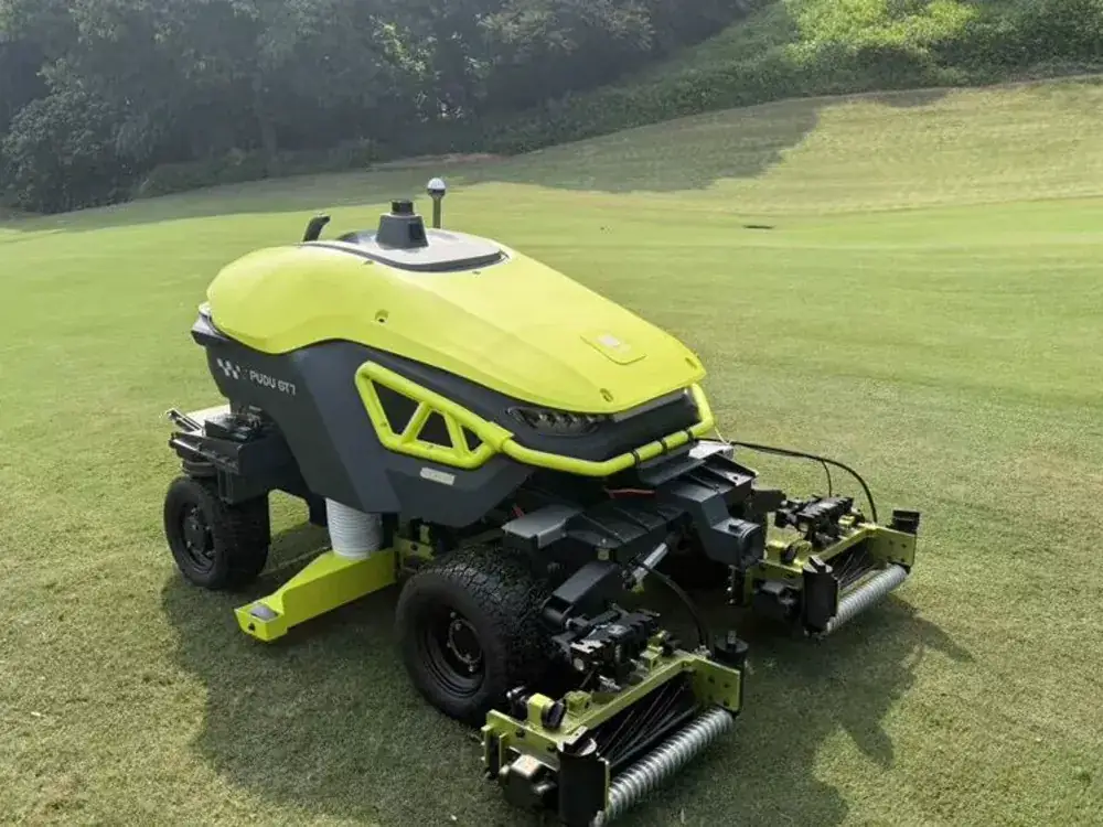 Robot de tonte de précision sur un fairway de golf