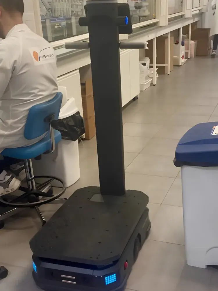 Robot mobile autonome dans un laboratoire d'analyses médicales